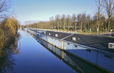 847217 Gezicht op de achterzijde van de prostitutieboten aan het Zandpad te Utrecht, vanaf de Marnixbrug.